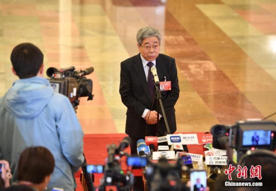图为教育部部长陈宝生在“部长通道”接受采访。<a target='_blank' href='http://www.chinanews.com/'>中新社记者 侯宇 摄 点击进入下一页