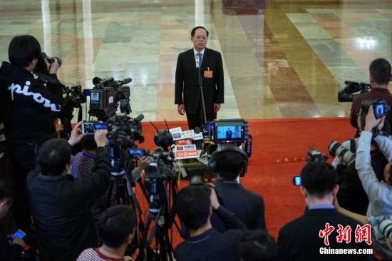 图为国家体育总局局长苟仲文在“部长通道”接受采访。<a target='_blank' href='http://www.chinanews.com/'>中新社记者 崔楠 摄 点击进入下一页