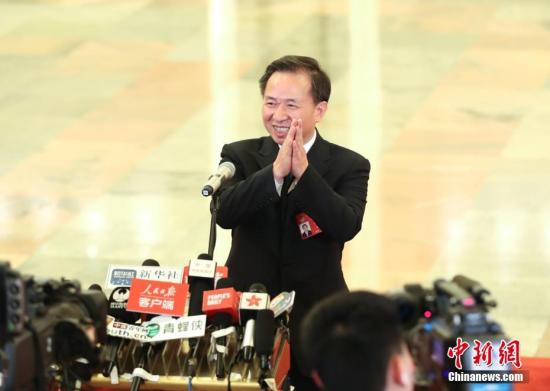 图为生态环境部部长李干杰在“部长通道”接受采访。 <a target='_blank' href='http://www.chinanews.com/'>中新社记者 刘震 摄 点击进入下一页