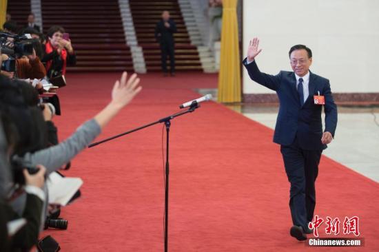图为最高人民法院副院长江必新步入“部长通道”接受采访。 <a target='_blank' href='http://www.chinanews.com/'>中新社记者 王骏 摄 点击进入下一页