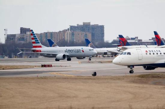 ▲3月13日，一架波音737 MAX 8型号飞机降落在美国首都华盛顿附近的里根机场。（新华社发）