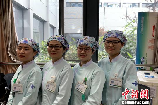 图为交大一附院ICU照顾王昌庆的四名护士。 梅镱泷 摄