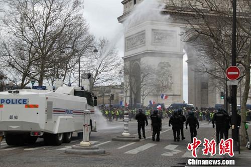 巴黎警方调多辆水炮驱散示威者 1天逮捕近200人