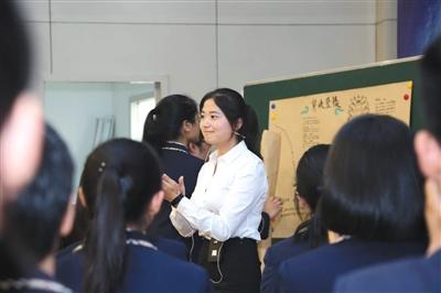  刘丽萍给学生上课，讨论绘制“唐诗地图”作业。
