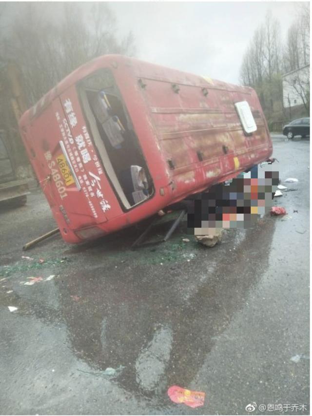 河南固始县一公交车与货车相撞 已致4死15伤