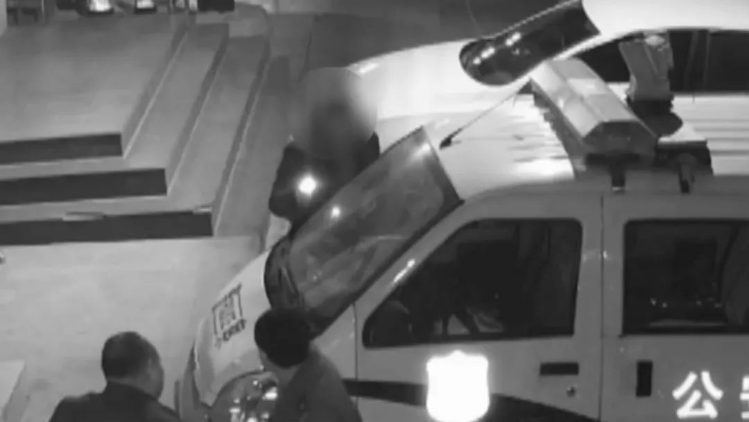 男子醉酒后火烧警车 手拍警察脸放狠话:你们会后悔