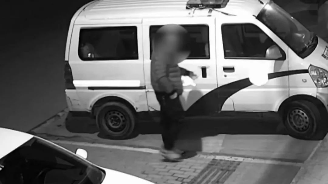 男子醉酒后火烧警车 手拍警察脸放狠话:你们会后悔