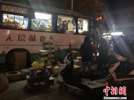 直击江苏盐城爆炸事故现场：民众深夜排长队献血
