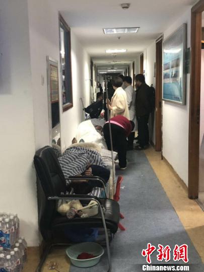 直击江苏盐城爆炸事故现场：民众深夜排长队献血