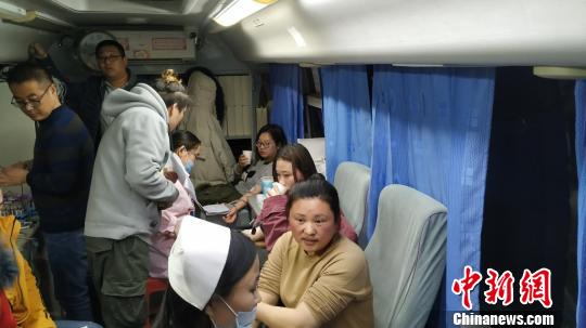 直击江苏盐城爆炸事故现场：民众深夜排长队献血