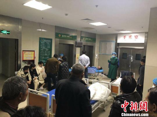 直击江苏盐城爆炸事故现场：民众深夜排长队献血