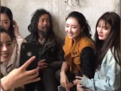 博学流浪汉被美女围堵堪比宋小金迷人的王子媒体明星见面会 (8539播放)