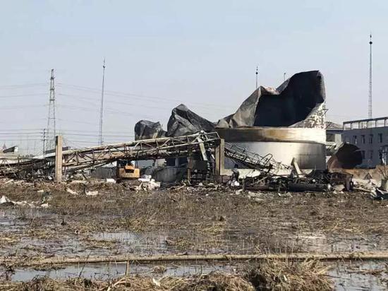 3月23日，爆炸后的苯罐和甲醇罐。新京报记者向凯 摄