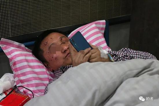 响水县人民医院，一位轻伤者在病床上和妻子视频聊天。新京报记者彭子洋 摄