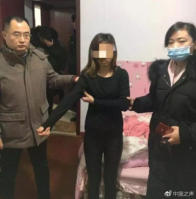 站在中间的女子是警方抓获的敲诈嫌疑人