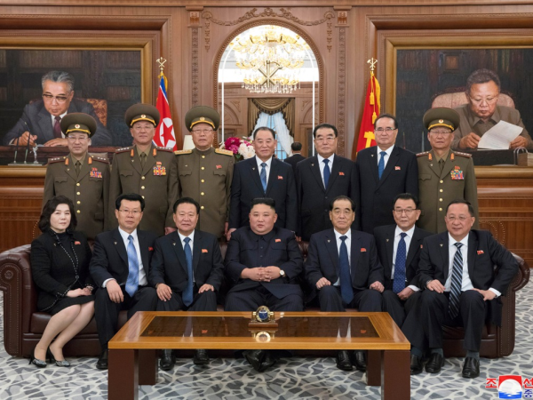 朝鲜新一届班子罕见晒全家福 金正恩释放这些信号