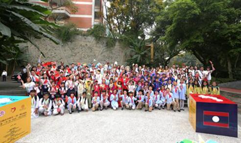 十国少年来到重庆市人民小学并合影