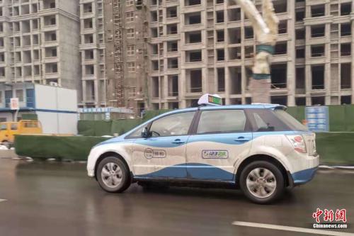 河南安阳，路上行驶的新能源出租车。张旭 摄