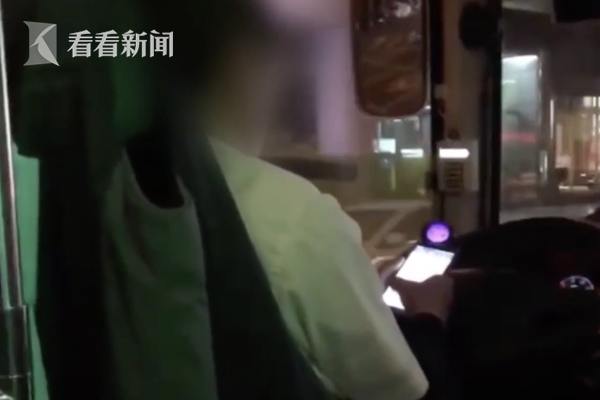 女乘客制止台公交司机玩手机 被囚禁车内30分钟