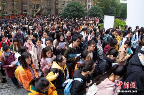 资料图 2019年国考,考生陆续进场参加考试。<a target='_blank' href='http://www.chinanews.com/'>中新社 苏阳 摄 点击进入下一页
