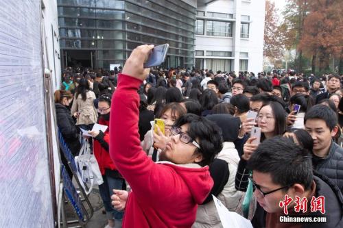 资料图 2019年国考,大量考生在考场外等候。<a target='_blank' href='http://www.chinanews.com/'>中新社 苏阳 摄 点击进入下一页