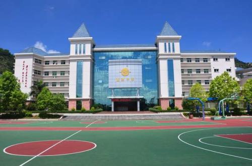 深圳市富源学校。图片来自富源学校网站。 点击进入下一页