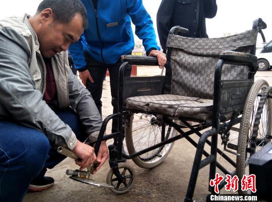 è¾å©å¨å·æå¡ç¹å·¥ä½äººåç°åºä¸ºææ°ç»´ä¿®è½®æ¤ããåé¦å æ