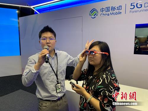 用户在试用5G智能眼镜。中新网 吴涛 摄