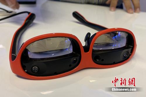 5G智慧眼镜。中新网 吴涛 摄