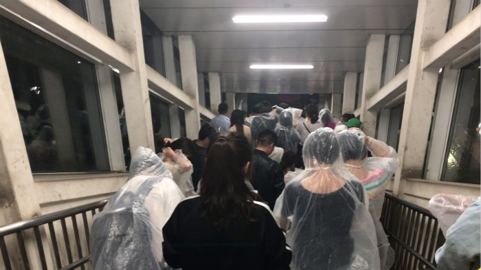 北京下雨地铁站免费送雨衣 乘客纷纷道谢并点赞