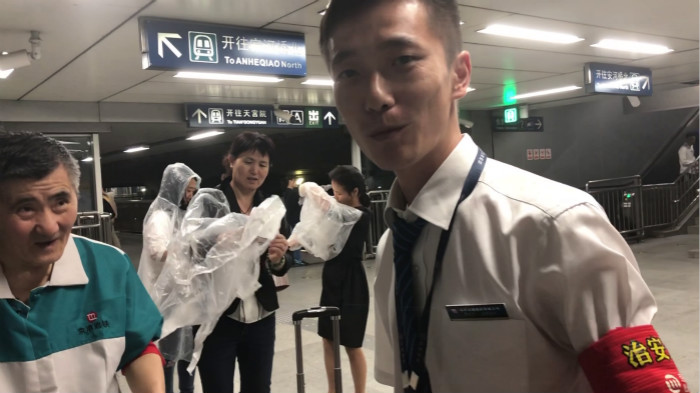 北京下雨地铁站免费送雨衣 乘客纷纷道谢并点赞