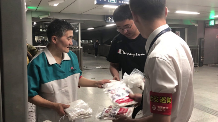 北京下雨地铁站免费送雨衣 乘客纷纷道谢并点赞