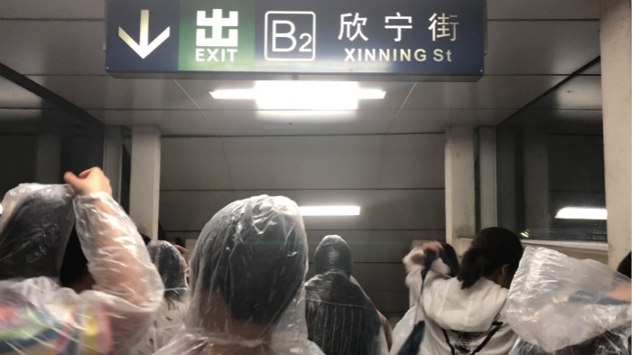 北京下雨地铁站免费送雨衣 乘客纷纷道谢并点赞