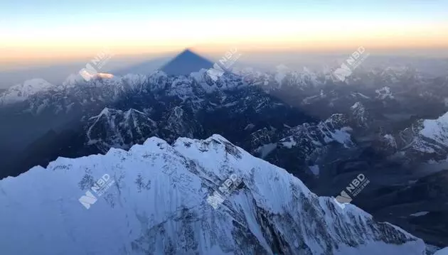 珠峰上现堵车景象多人死亡 登一次山需458848元