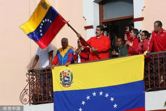 ▲当地时间2019年1月23日，委内瑞拉总统马杜罗（中）举行集会会见支持者，宣布委内瑞拉和美国断绝外交关系。