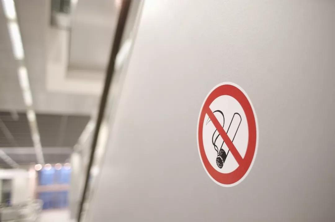 女子高铁厕所抽烟致车晚点 质问列车长遭霸气回怼