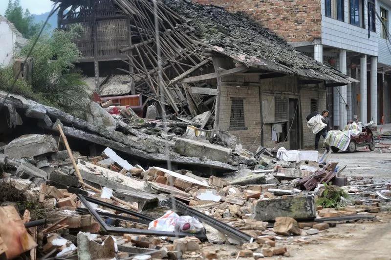 四川地震:儿子遗体被抬出 父亲难以自持失声痛哭