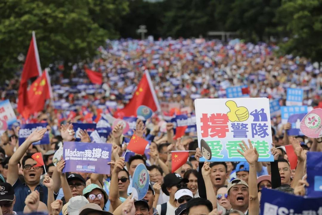 大批香港市民上街撑警队 梁家辉和谭咏麟都来了