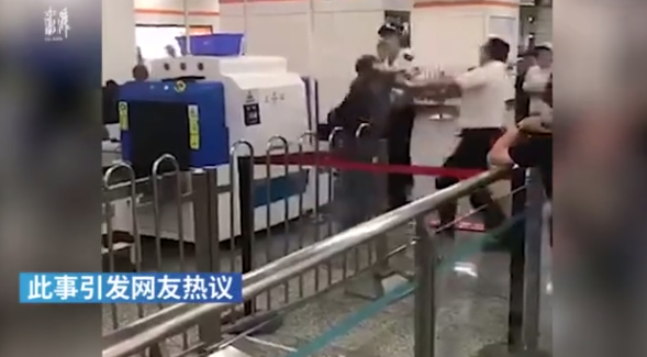 上海地铁安检员与乘客互殴踹飞鞋 称是乘客先动手