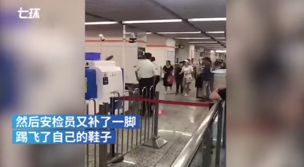 上海地铁安检员与乘客互殴踹飞鞋 称是乘客先动手