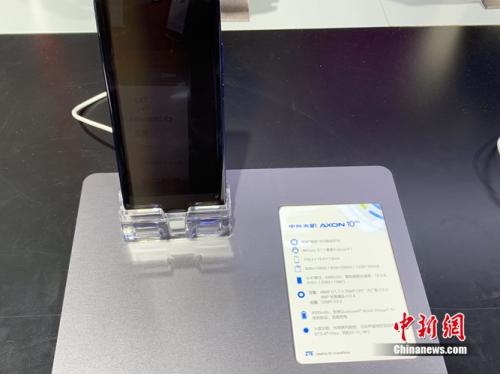 新出的5G手机基本都采用OLED屏。中新网 吴涛 摄