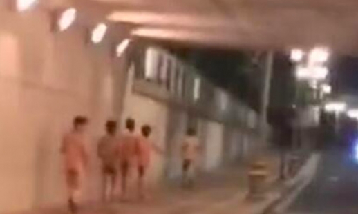 身体解放？5男子深夜街头裸跑