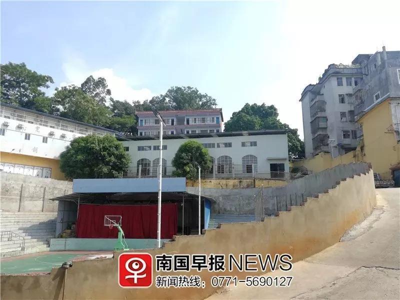 南宁一学校被曝犯错学生遭吊打剃光头 官方：属实