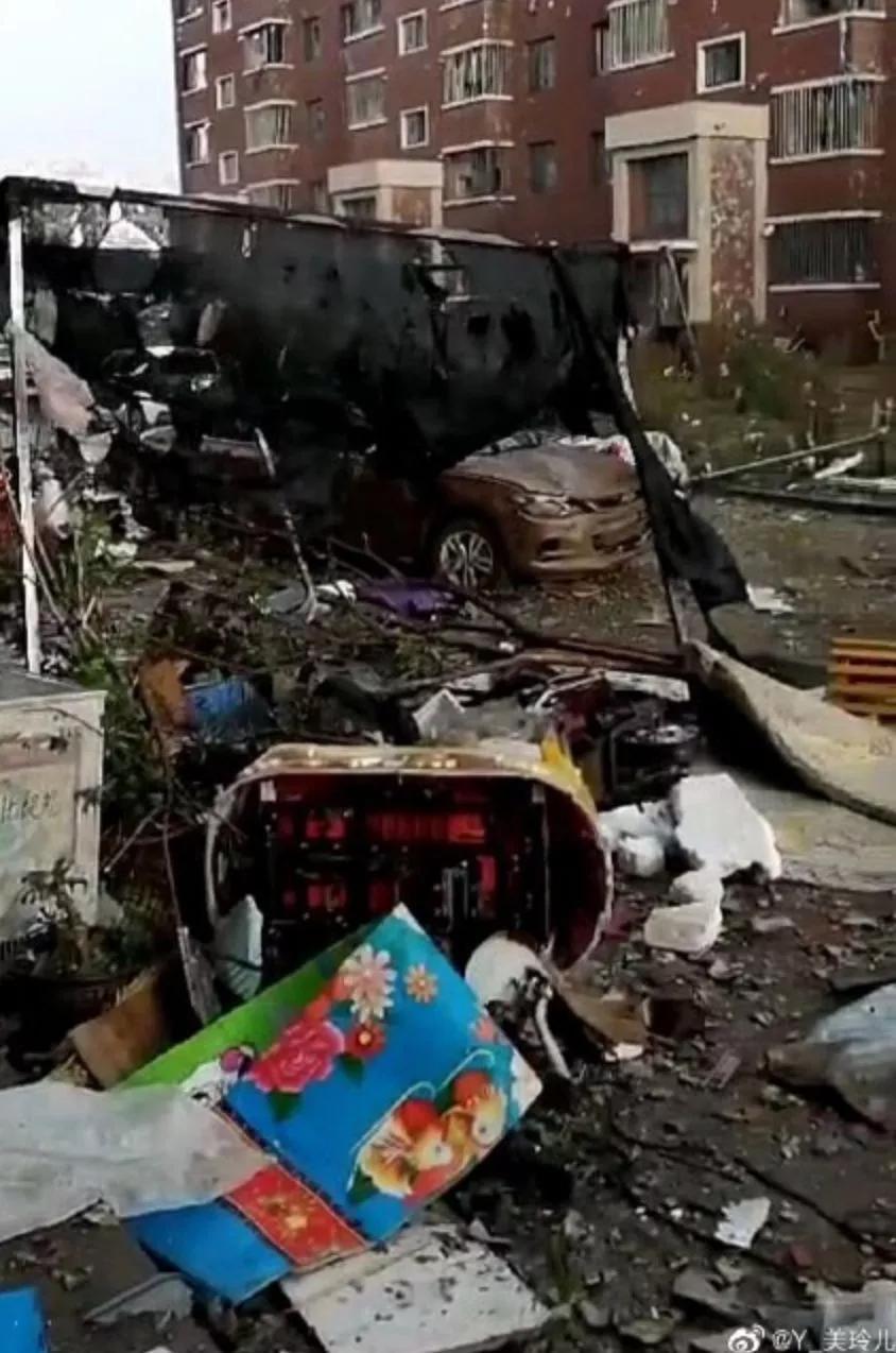 开原龙卷风肆虐现场:一家三口抱一团 像世界末日