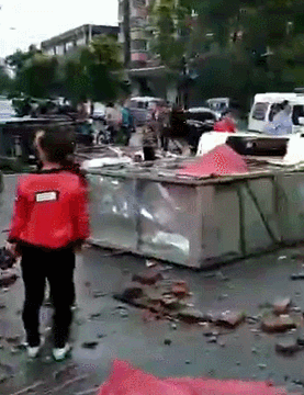 开原龙卷风肆虐现场:一家三口抱一团 像世界末日