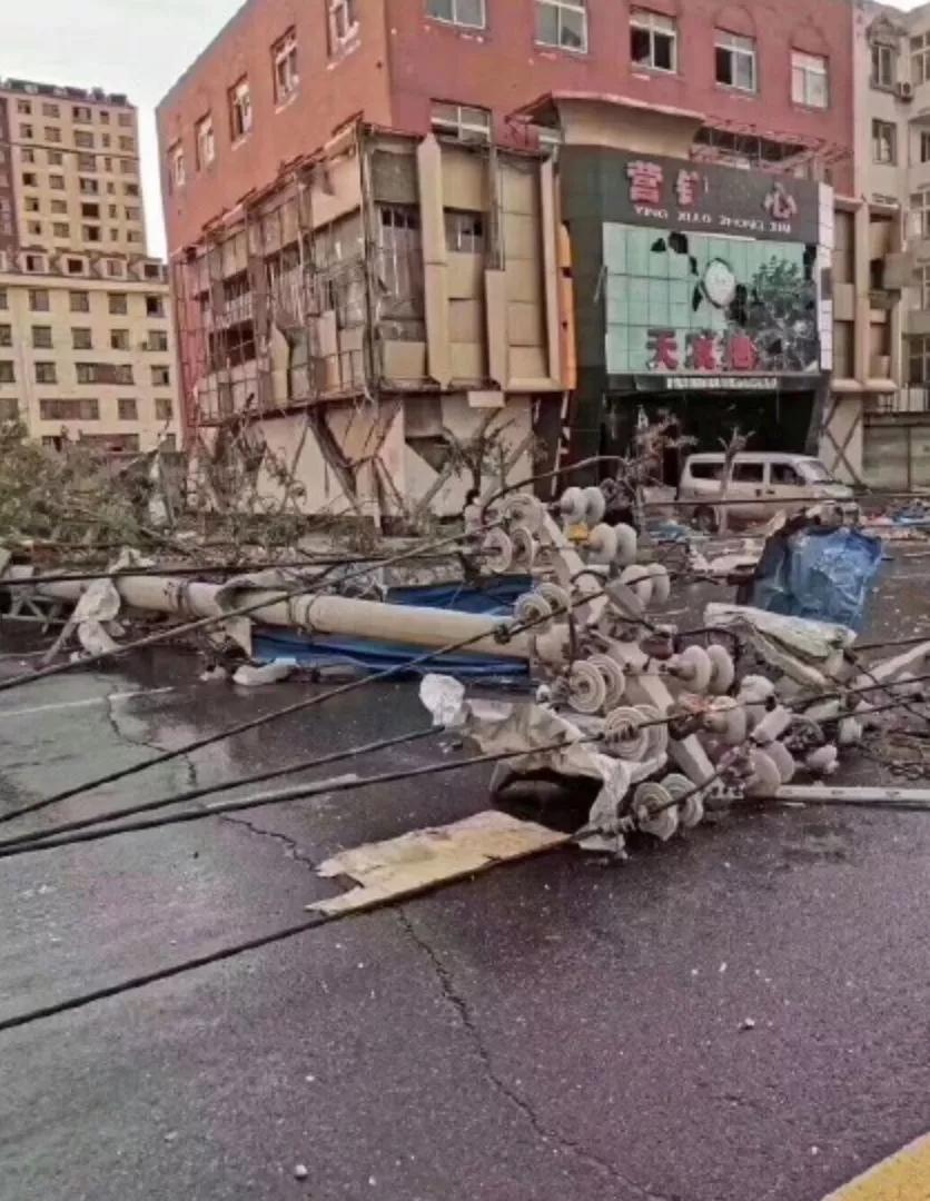 开原龙卷风肆虐现场:一家三口抱一团 像世界末日