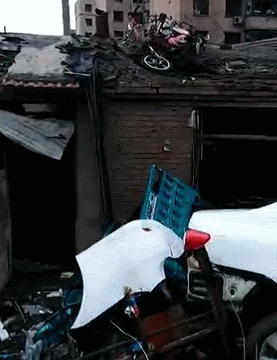 开原龙卷风肆虐现场:一家三口抱一团 像世界末日