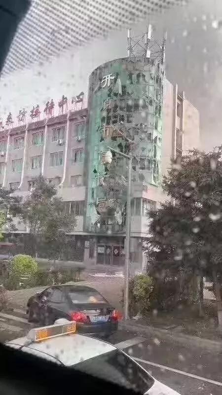 开原龙卷风肆虐现场:一家三口抱一团 像世界末日