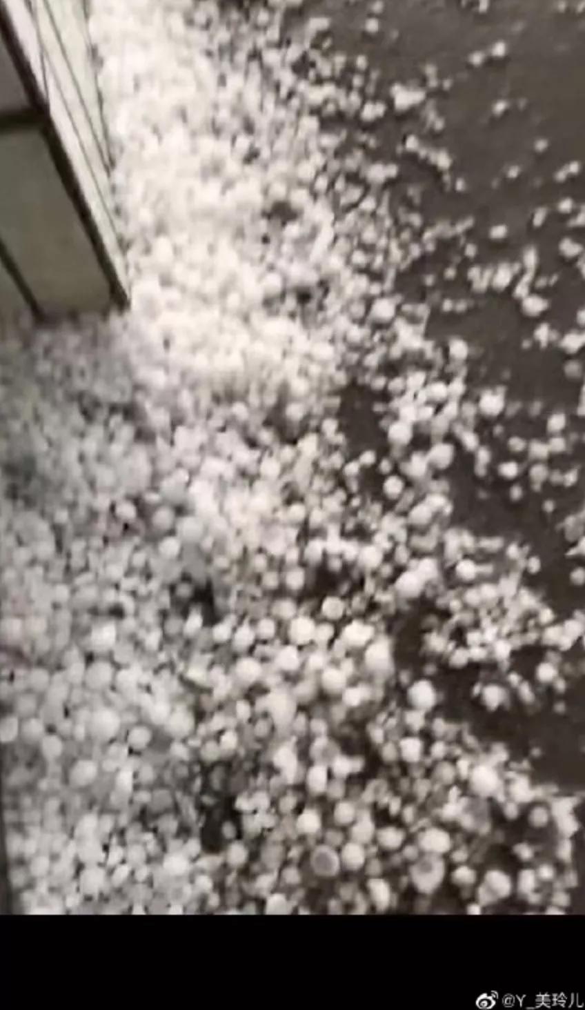 开原龙卷风肆虐现场:一家三口抱一团 像世界末日