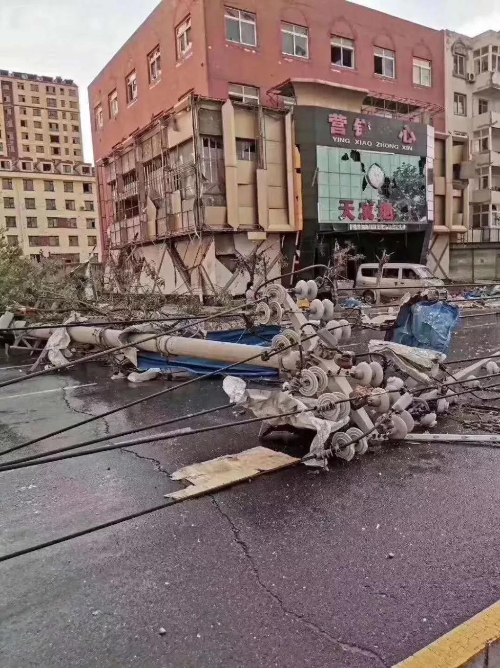 开原龙卷风肆虐现场:一家三口抱一团 像世界末日